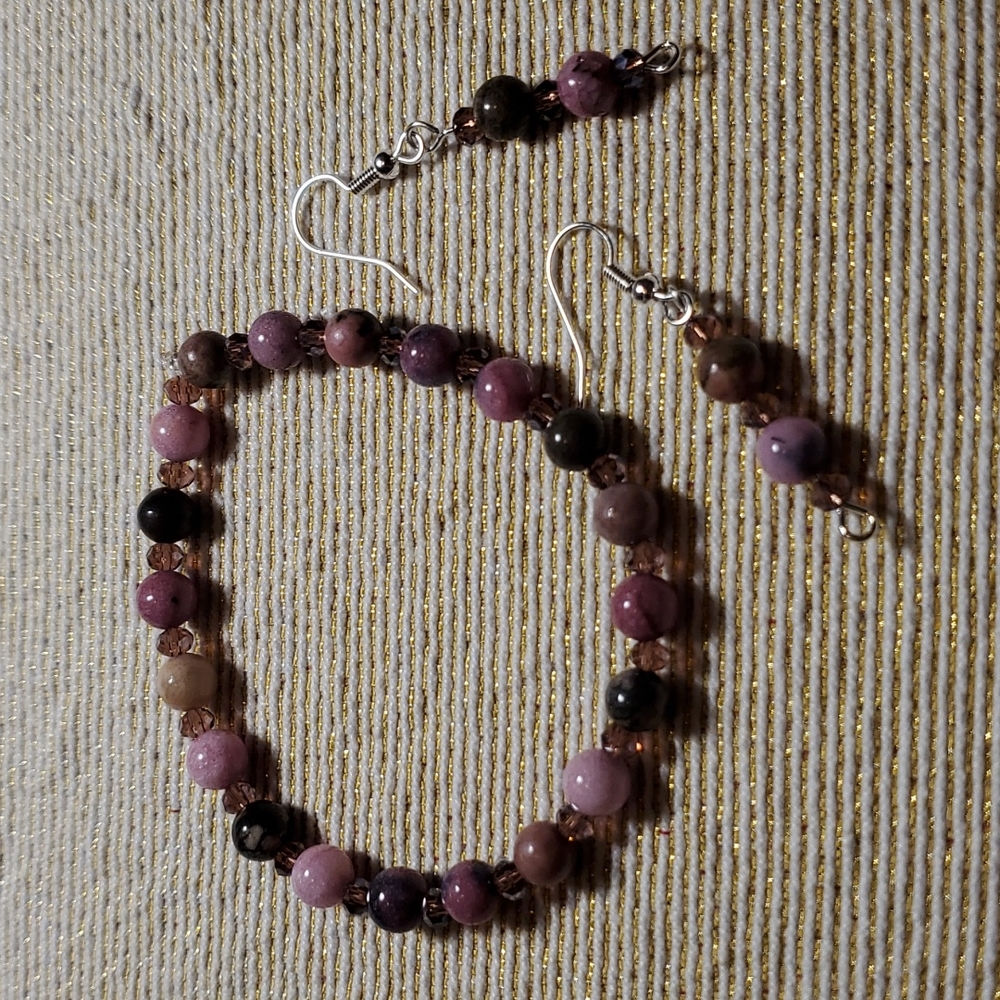 Handmade stretch bracelet and earrings.